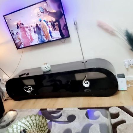 2 Bedroom Apartment - Greater London 达格纳姆 外观 照片