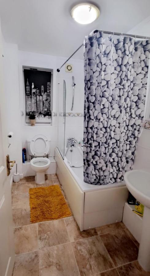 2 Bedroom Apartment - Greater London 达格纳姆 外观 照片